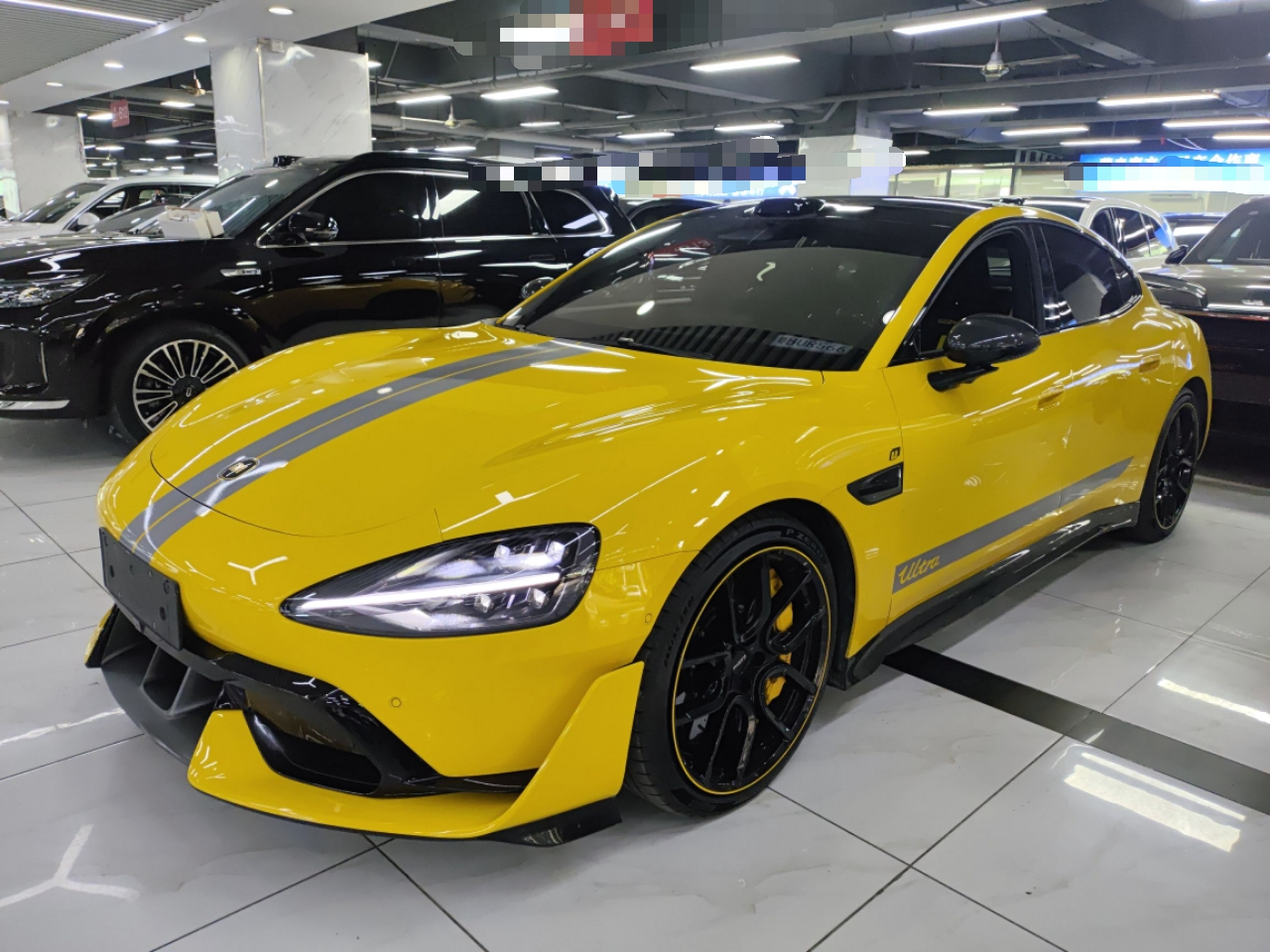 Под передней частью автомобиля