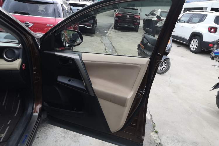 Used Toyota RAV4 2016 2.0L CVT Two-Wheel Drive Fashion Edition China V Standard
