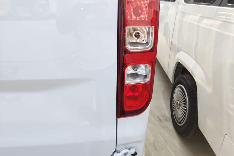 Used Wuling Yangguang 2024 300KM Comfort Version Passenger Van 75kW
