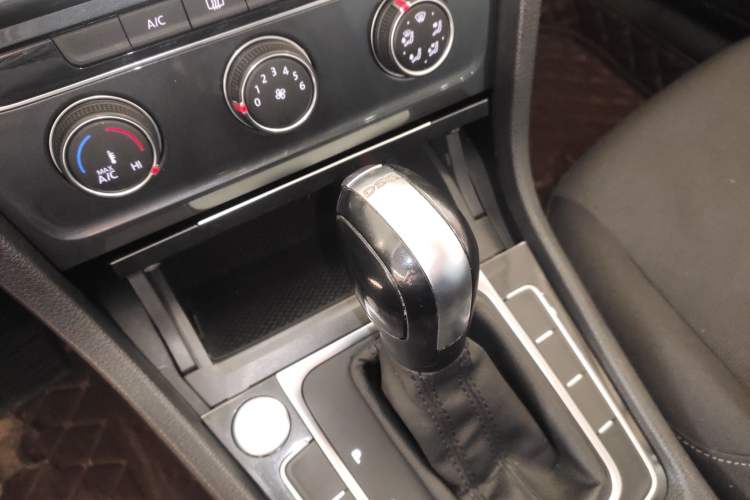 Used Volkswagen Golf 2020 Zhiai Edition 200TSI DSG Comfortable & Ambitious Version
