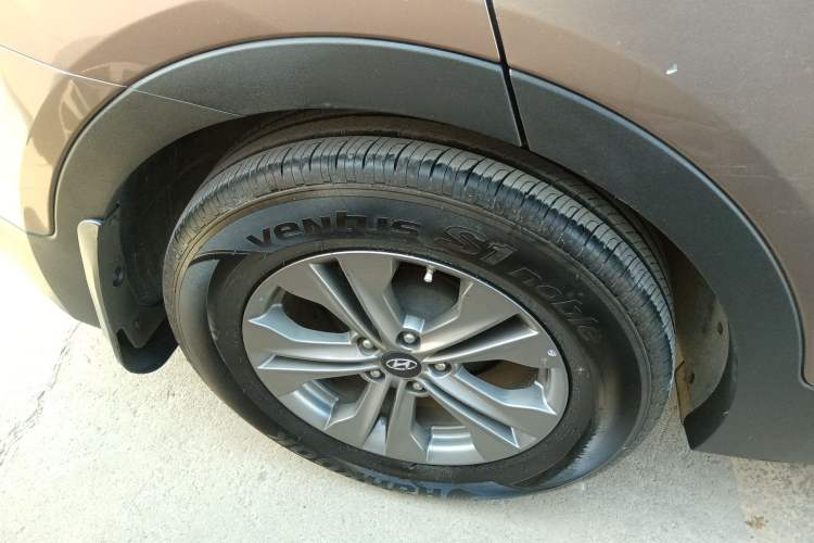 Used Hyundai Santa Fe 2015 2.4L Automatic All-Wheel Drive Smart Version 5 Seats