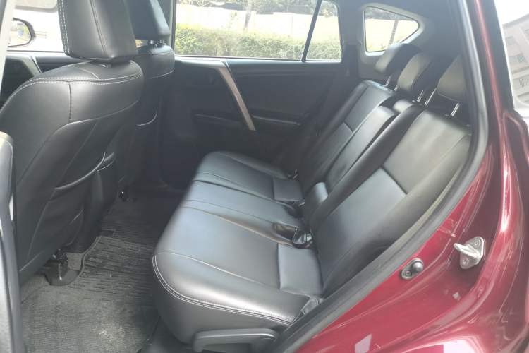 Used Toyota RAV4 2016 2.0L CVT Two-Wheel Drive Fashion Edition China V Standard
