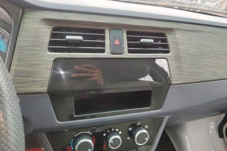 Used Jinbei Hiace X30 2023 1.5L Super-Comfortable Passenger Van 5/6/7-Seater Non-Air-Conditioned Version Model SWC15M