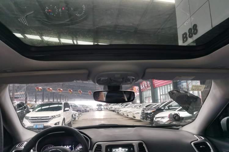 Used  Compass 2017 200T Automatic Enjoyment Version
