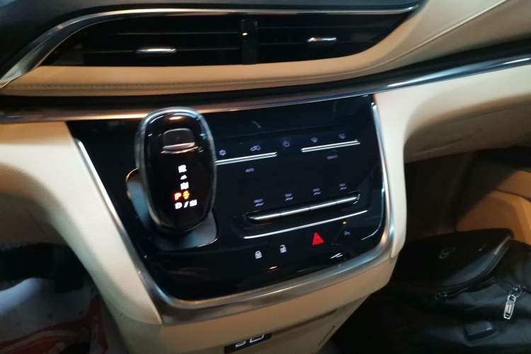 Used Buick GL8 2023 Facelifted Land Cruiser Executive Luxury Version