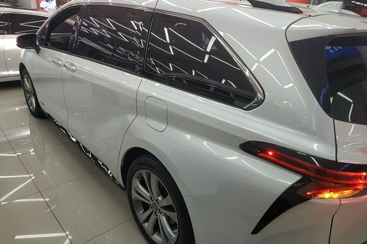 Used Toyota Sienna 2023 2.5L Hybrid Deluxe Edition
