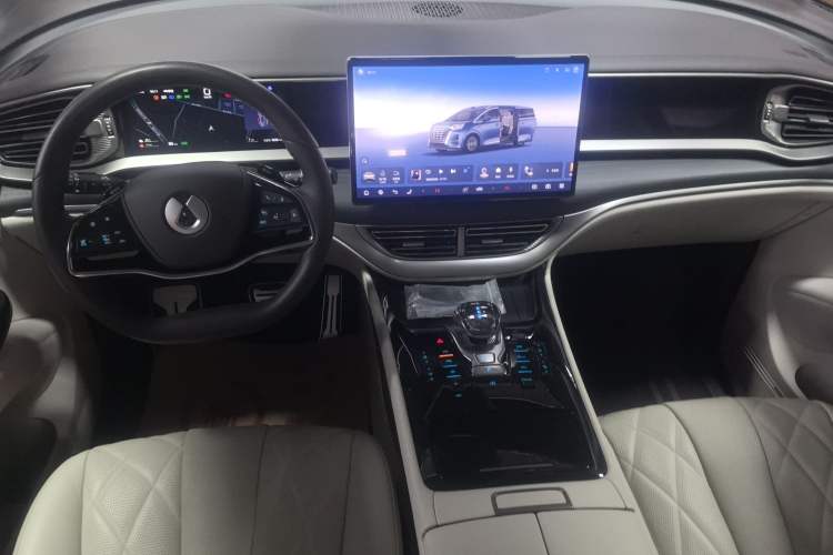 Used Denza D9 2025 DM-i Intelligent Drive 1020 Four-Wheel Drive Flagship Model
