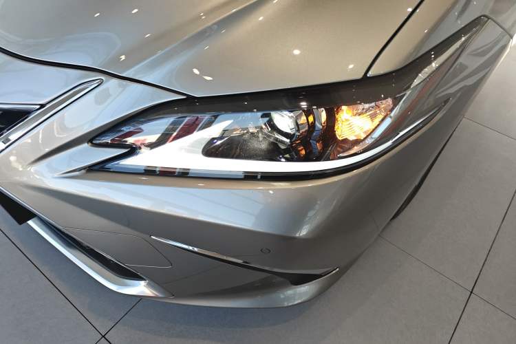 Used Lexus ES 2023 200 Excellence Edition
