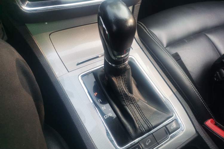 Used Roewe RX5 2016 30T Two-Wheel Drive Automatic Internet Smart Edition
