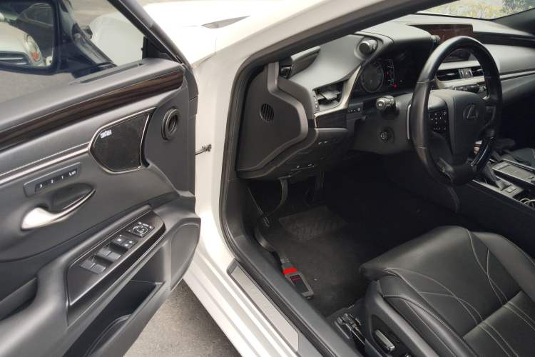 Used Lexus ES 2020 300h Executive Edition