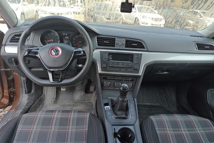 Used Volkswagen Lamando 2015 230TSI Manual Trend Edition
