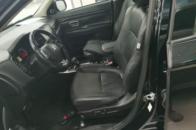 Used Mitsubishi Outlander 2018 2.0L Two-Wheel-Drive Jiale Edition 7-Seater
