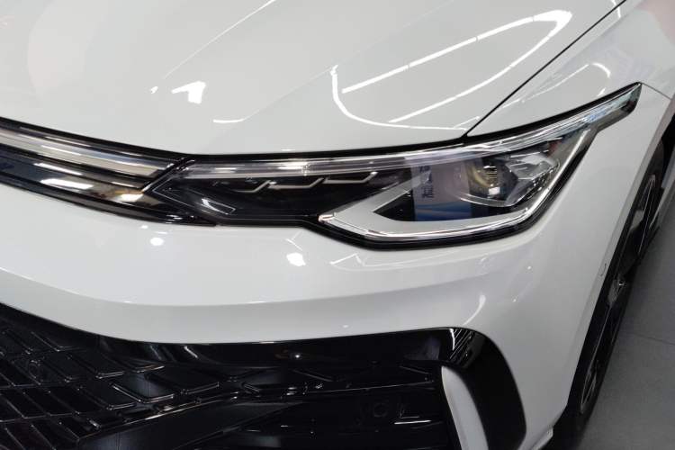 Used Volkswagen Golf 2025 300TSI R-Line
