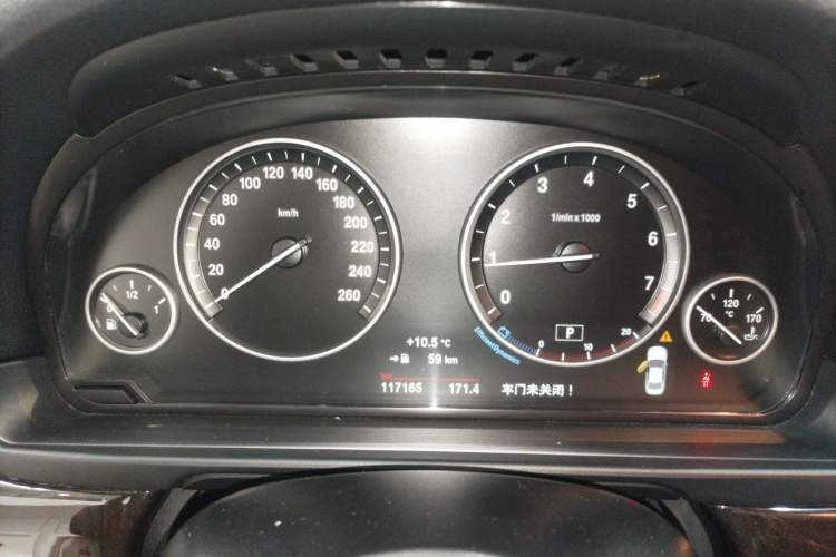 Used BMW 5 Series 2014 525Li Leading Model
