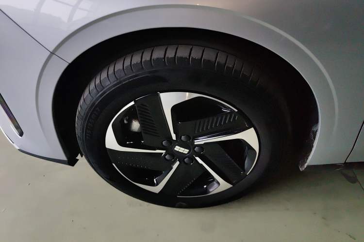 Used  L6 2025 EM-i 140km Starship Edition
