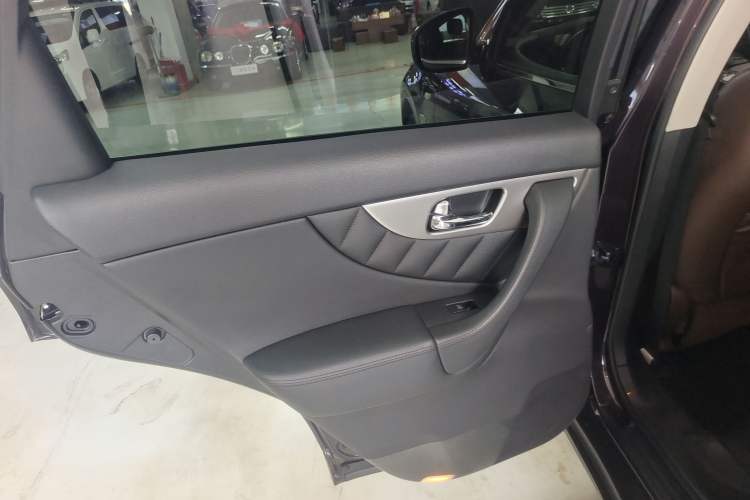 Used Infiniti QX70 2013 3.7L Standard Edition
