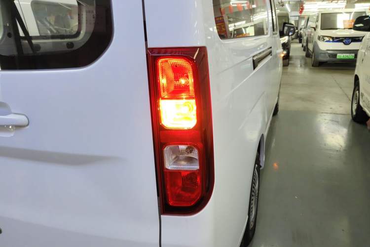 Used Wuling Yangguang 2024 300KM Comfort Version Passenger Van 75kW
