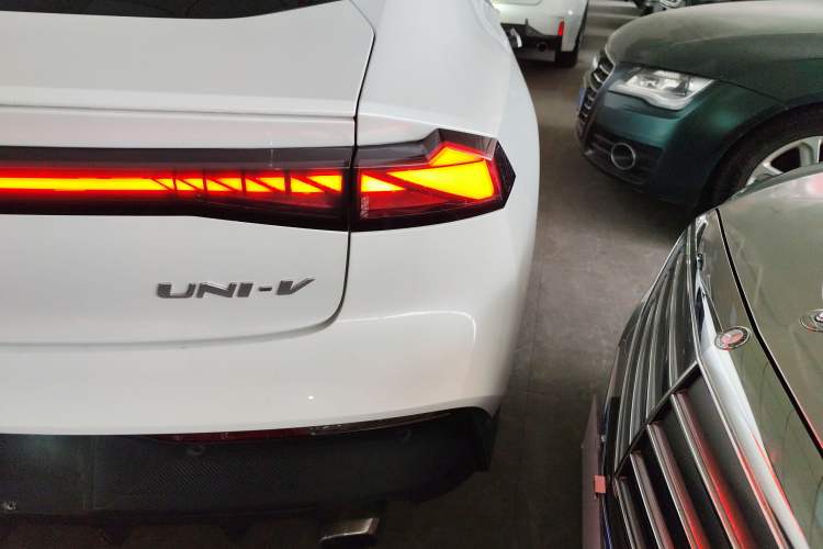 Used Changan UNI-V 2022 1.5T Smart Navigation Version
