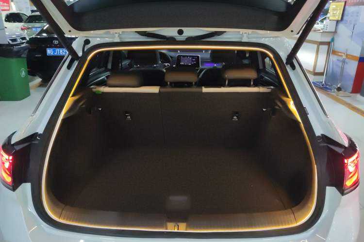 Used Volkswagen T-ROC 2023 300TSI DSG Two-Wheel-Drive Chen Guang Edition
