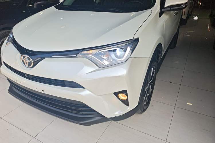 Used Toyota RAV4 2016 2.0L CVT Two-Wheel Drive Fashion Edition China V Standard
