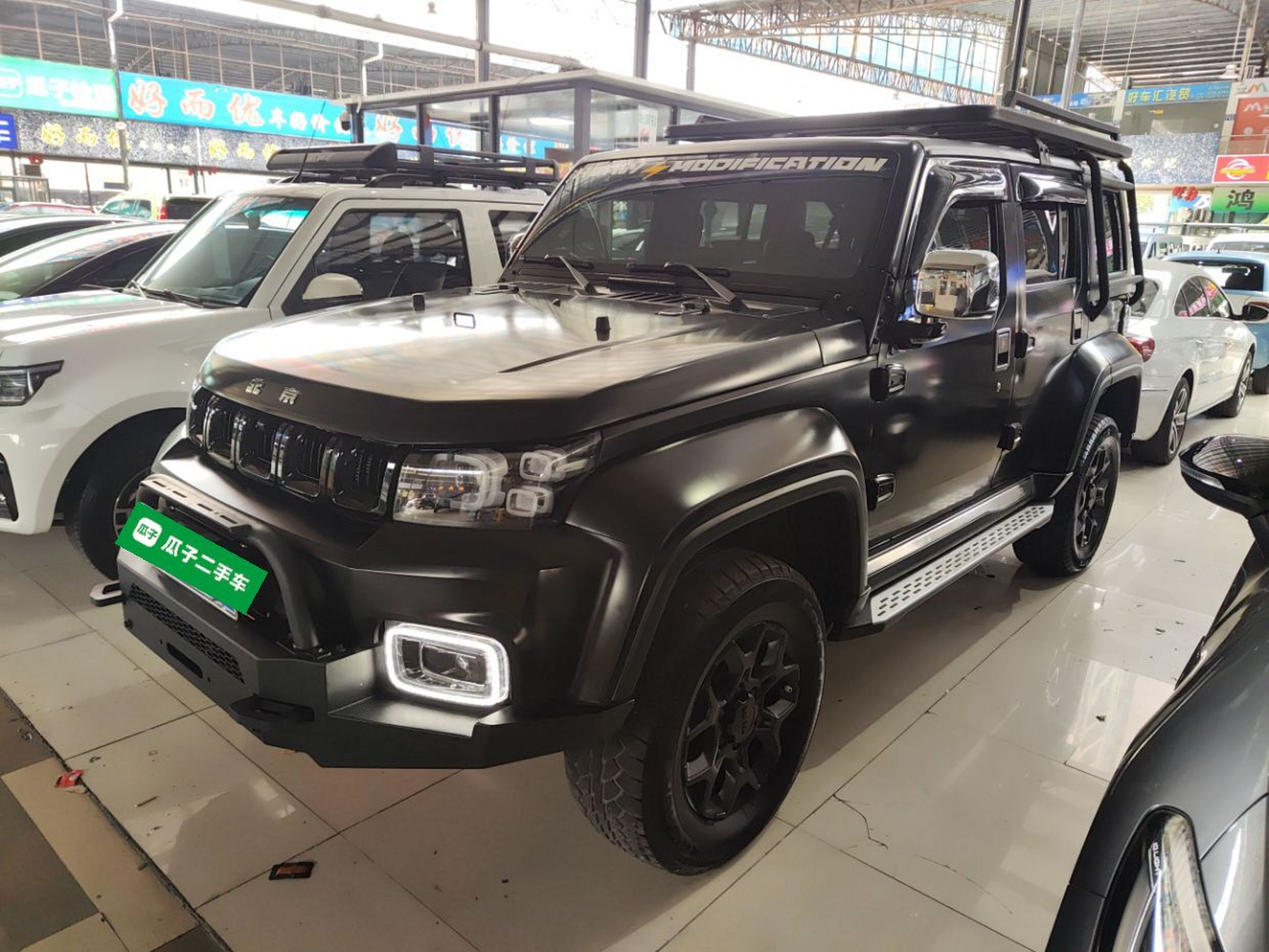 تحت مقدمة السيارة