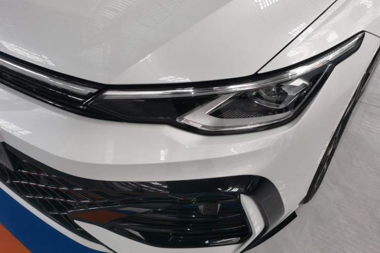 Used Volkswagen Golf 2025 300TSI R-Line
