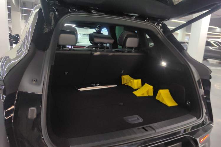 Used Zeekr 7X 2025 100 kWh Long-Range Rear-Wheel Drive with Intelligent Driving Features