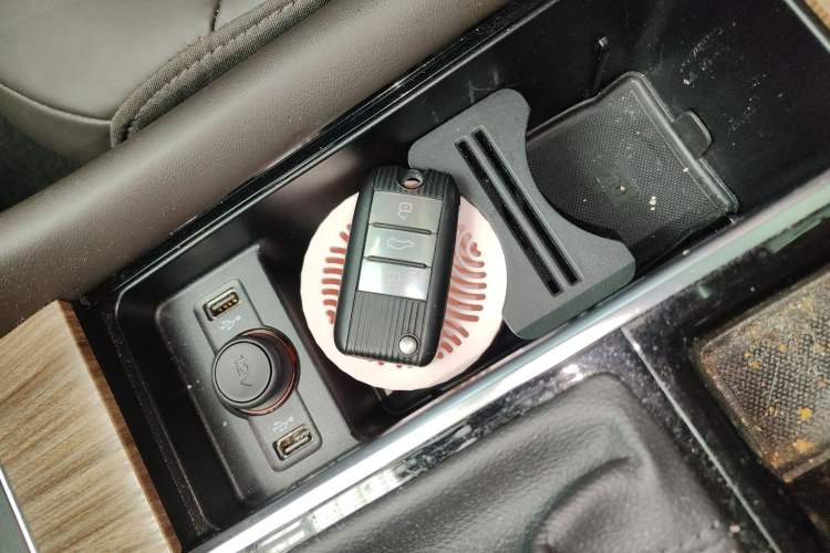 Used Roewe RX8 2019 30T Smart Connectivity Two-Wheel Drive Supreme Flagship Edition
