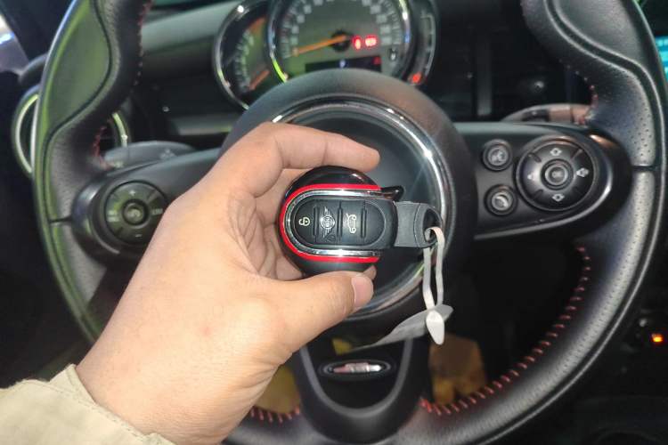 Used  MINI 2018 1.5T COOPER Racing Edition Five-Door Version
