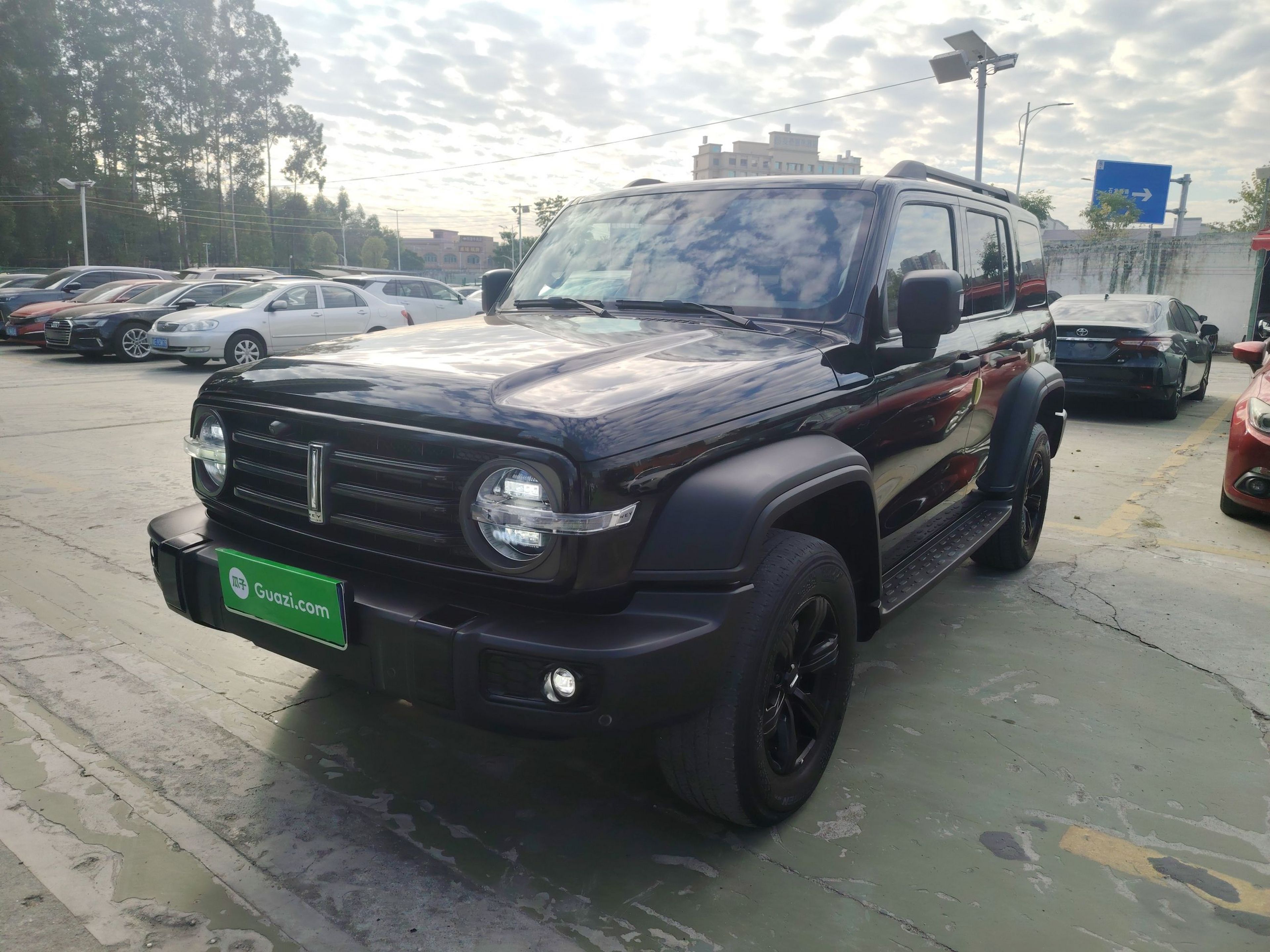 تحت مقدمة السيارة