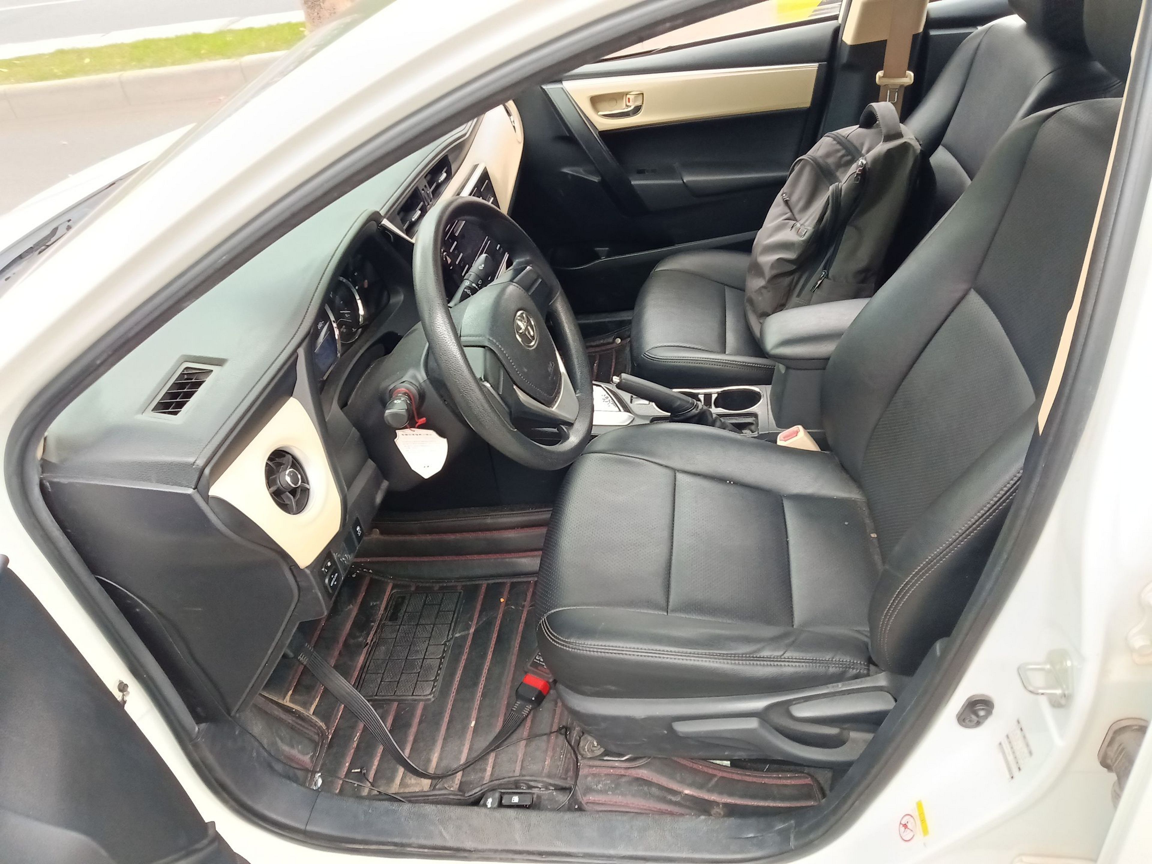 Переднее сиденье в автомобиле