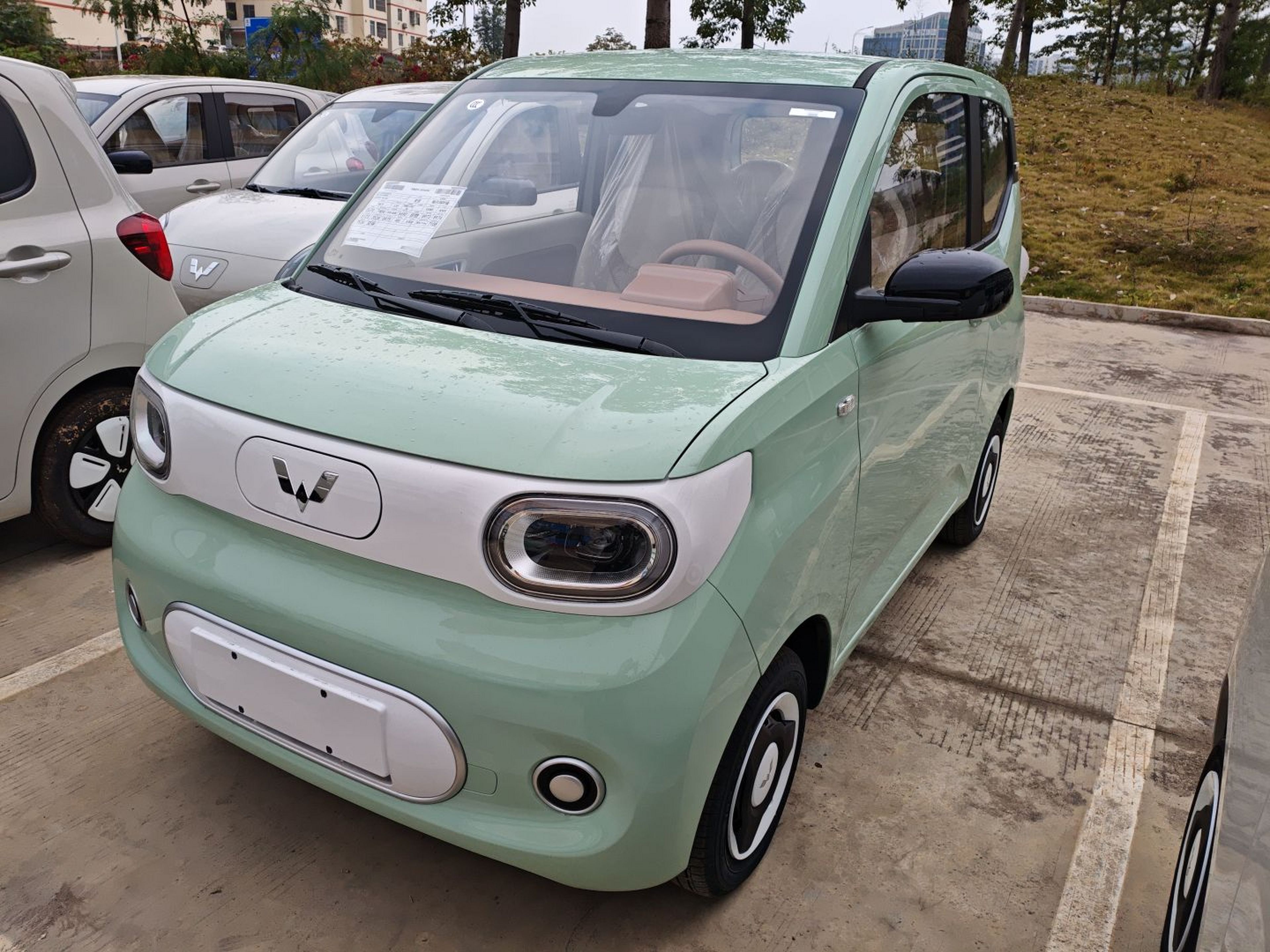 Под передней частью автомобиля