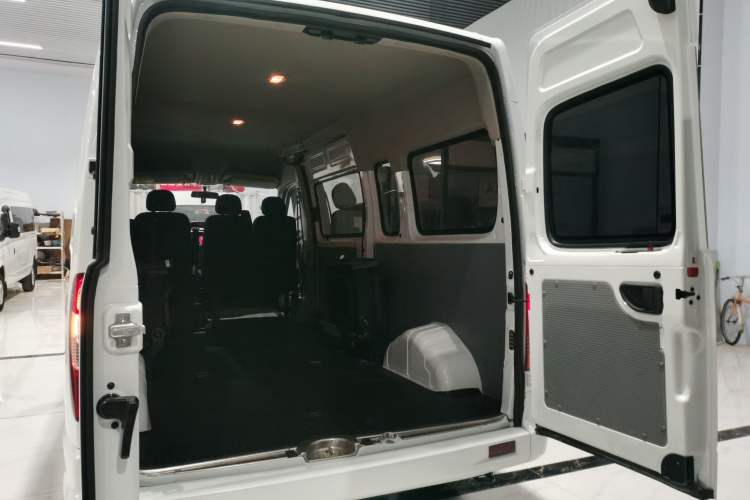 Used SAIC MAXUS Xintu V80 2021 2.0T AMT Classic Aoyuntong Long Wheelbase Mid-Roof 6/7/8/9-Seater
