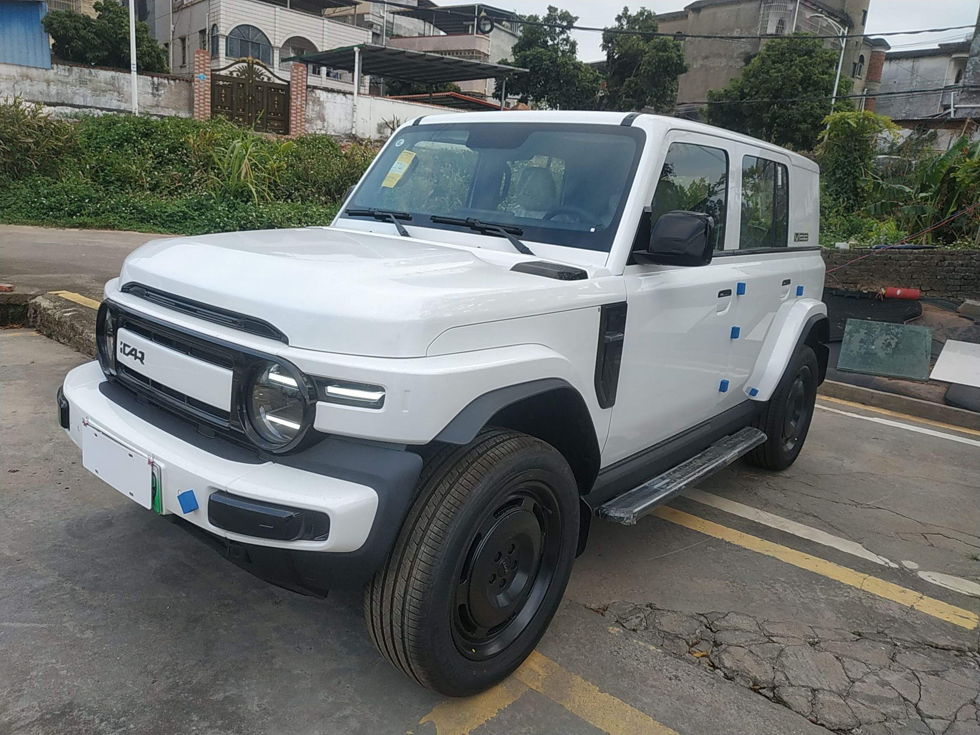 تحت مقدمة السيارة