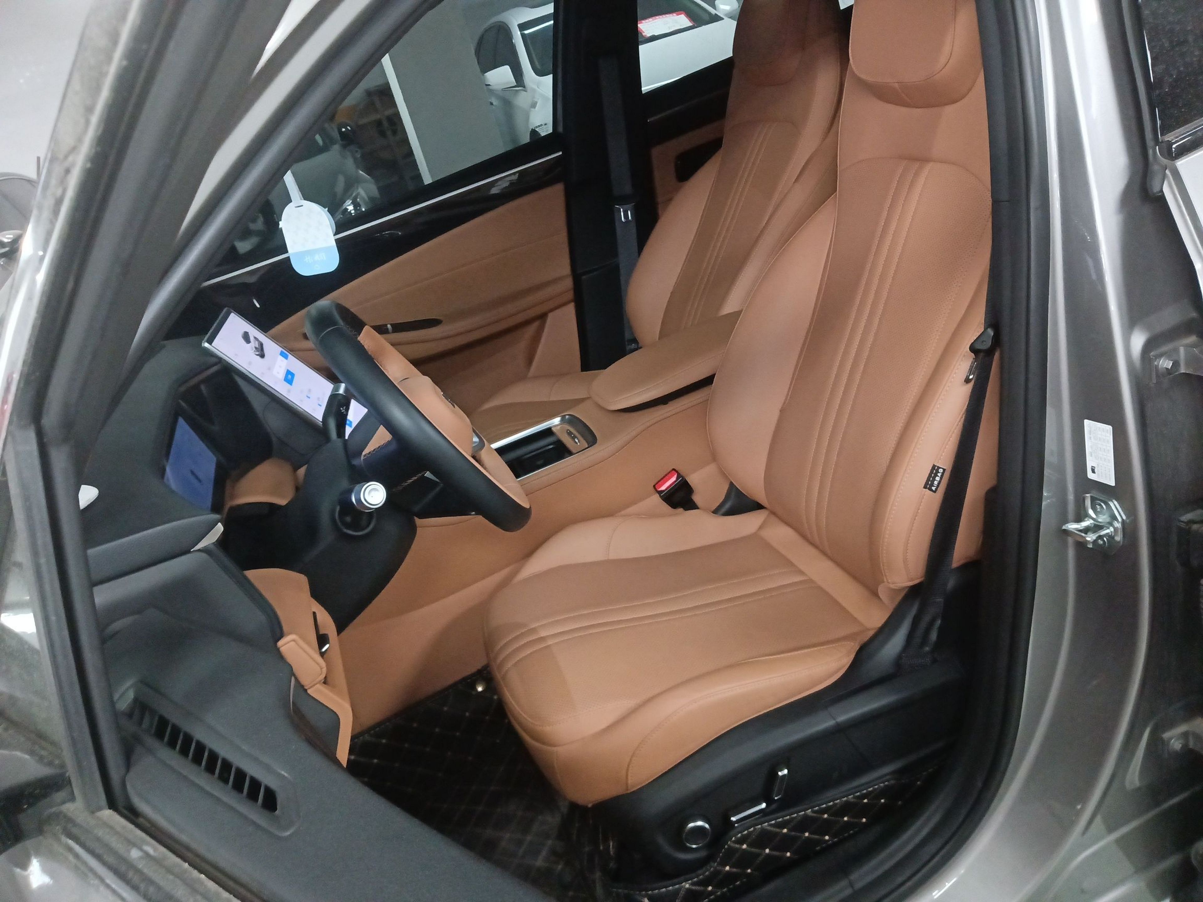 Переднее сиденье в автомобиле