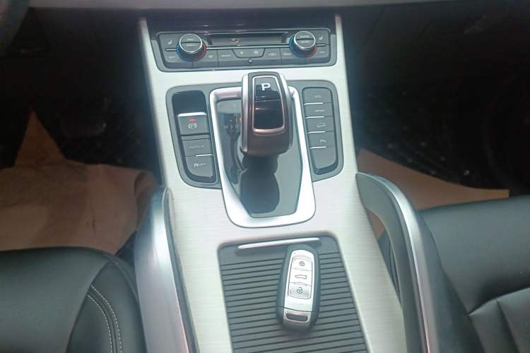 Used Geely Auto Emgrand X7 Sport 2020 1.8TD DCT Two-Wheel Drive Smart Connect 4G-Enabled Version
