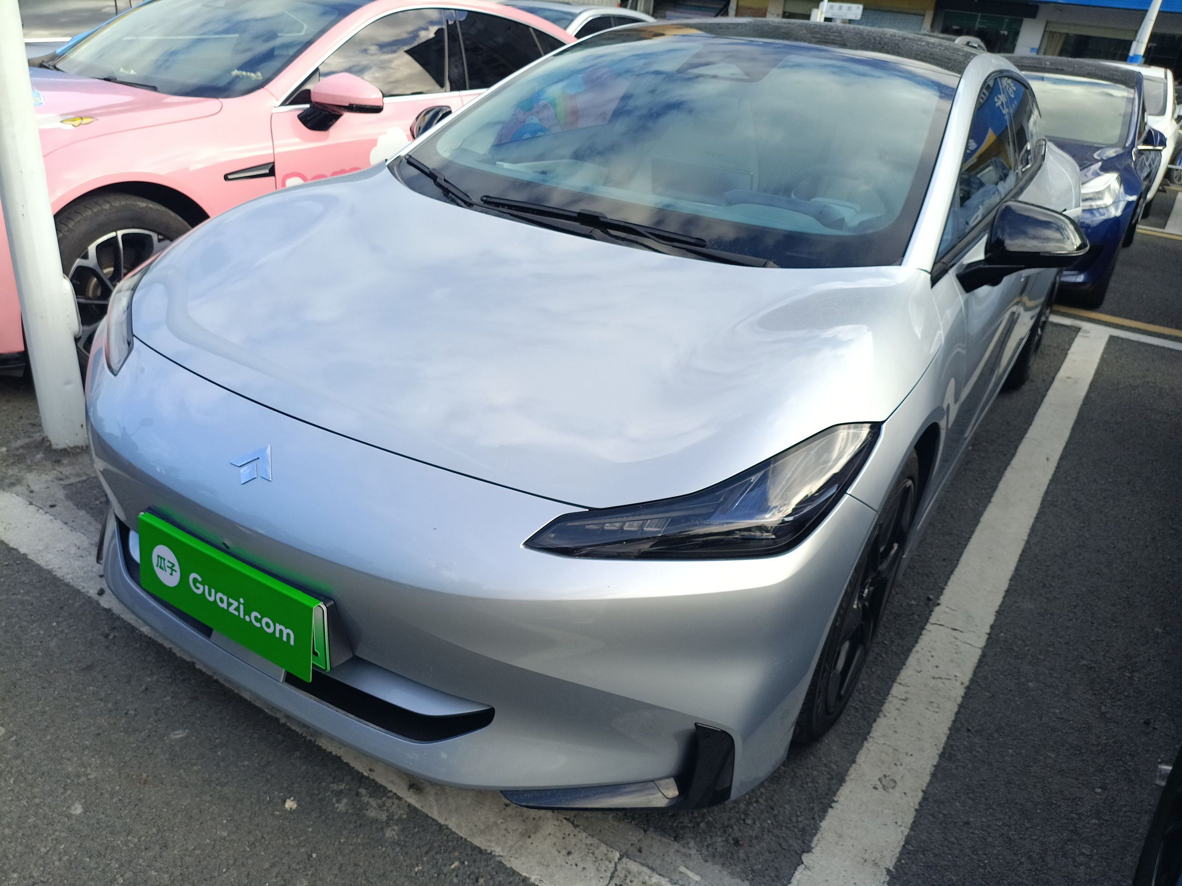 Под передней частью автомобиля