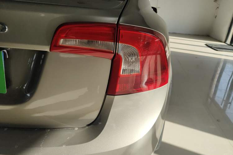 Used Volvo S60 2014 S60L 2.0T Zhiyuan Edition
