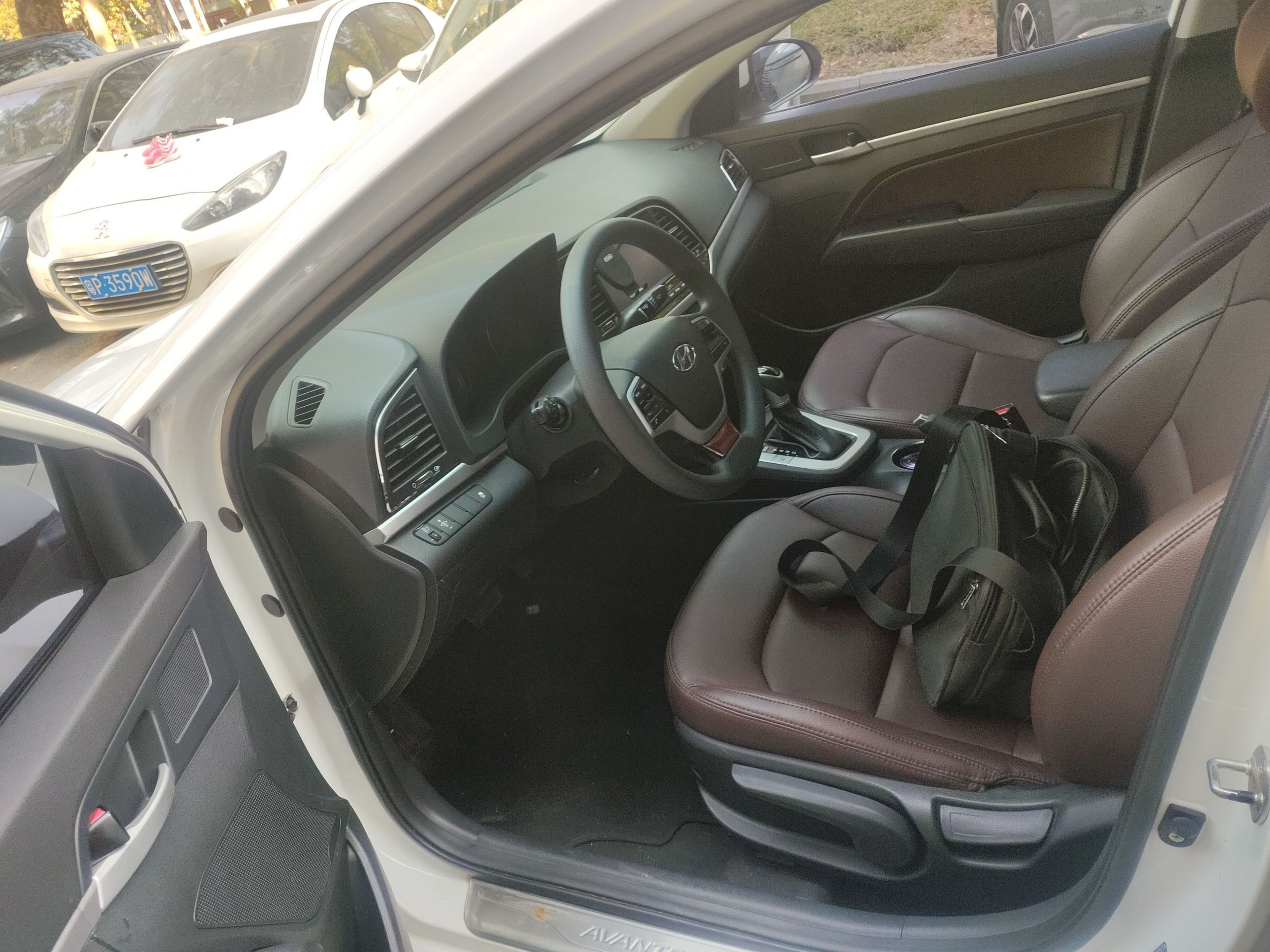 Переднее сиденье в автомобиле