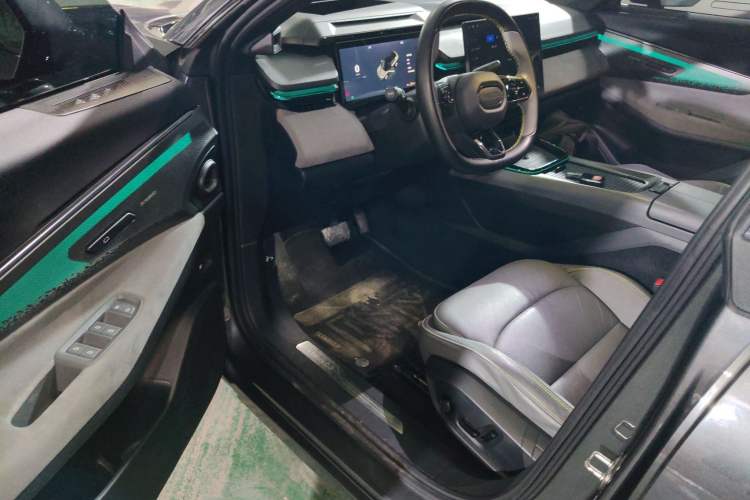 Used Lynk & Co 08 EM-P 2023 120km Long-Range Halo