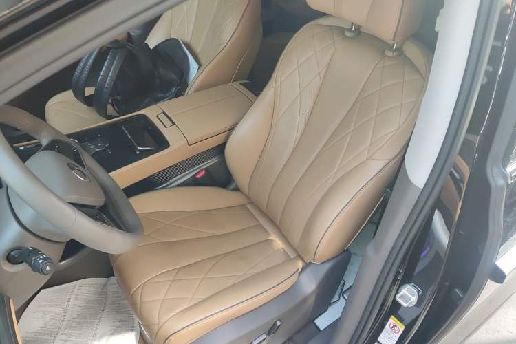 Used Denza D9 2022 DM-i 970 Four-Wheel Drive Prestige Model
