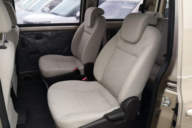 Used Wuling Hongguang V 2019 1.5L Enjoyment Version China VI LAR
