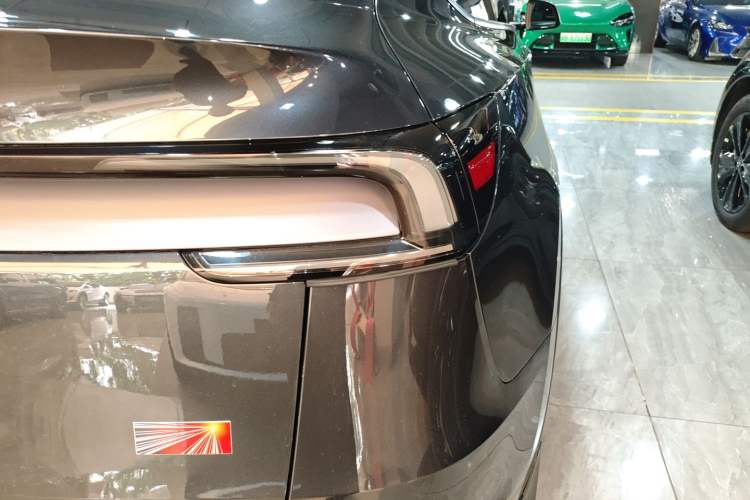 Used Tesla Model Y 2025 Long-Range All-Wheel-Drive Version
