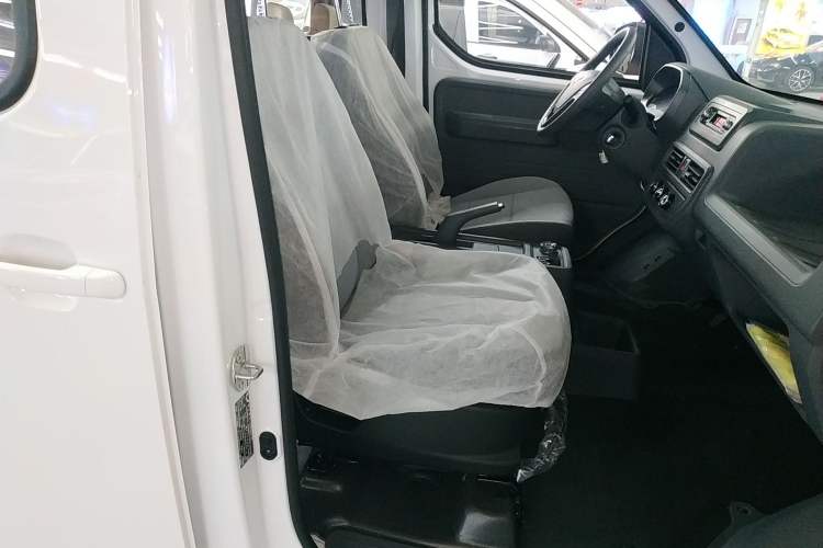 Used Wuling Yangguang 2024 300KM Comfort Version Passenger Van 75kW
