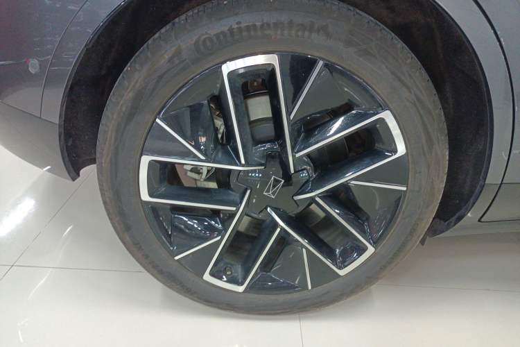 Used  11 2024 730 Luxury Edition with Three Lasers and Rear-Wheel Drive