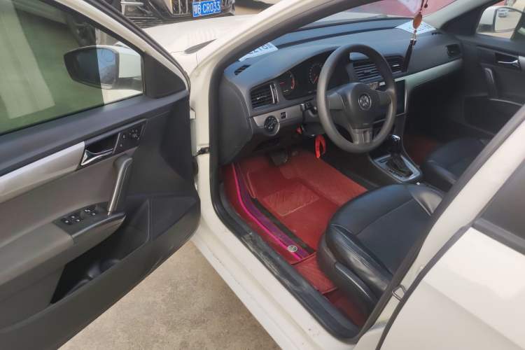 Used Volkswagen Gran Lavida 2013 1.6L Automatic Fashion Model
