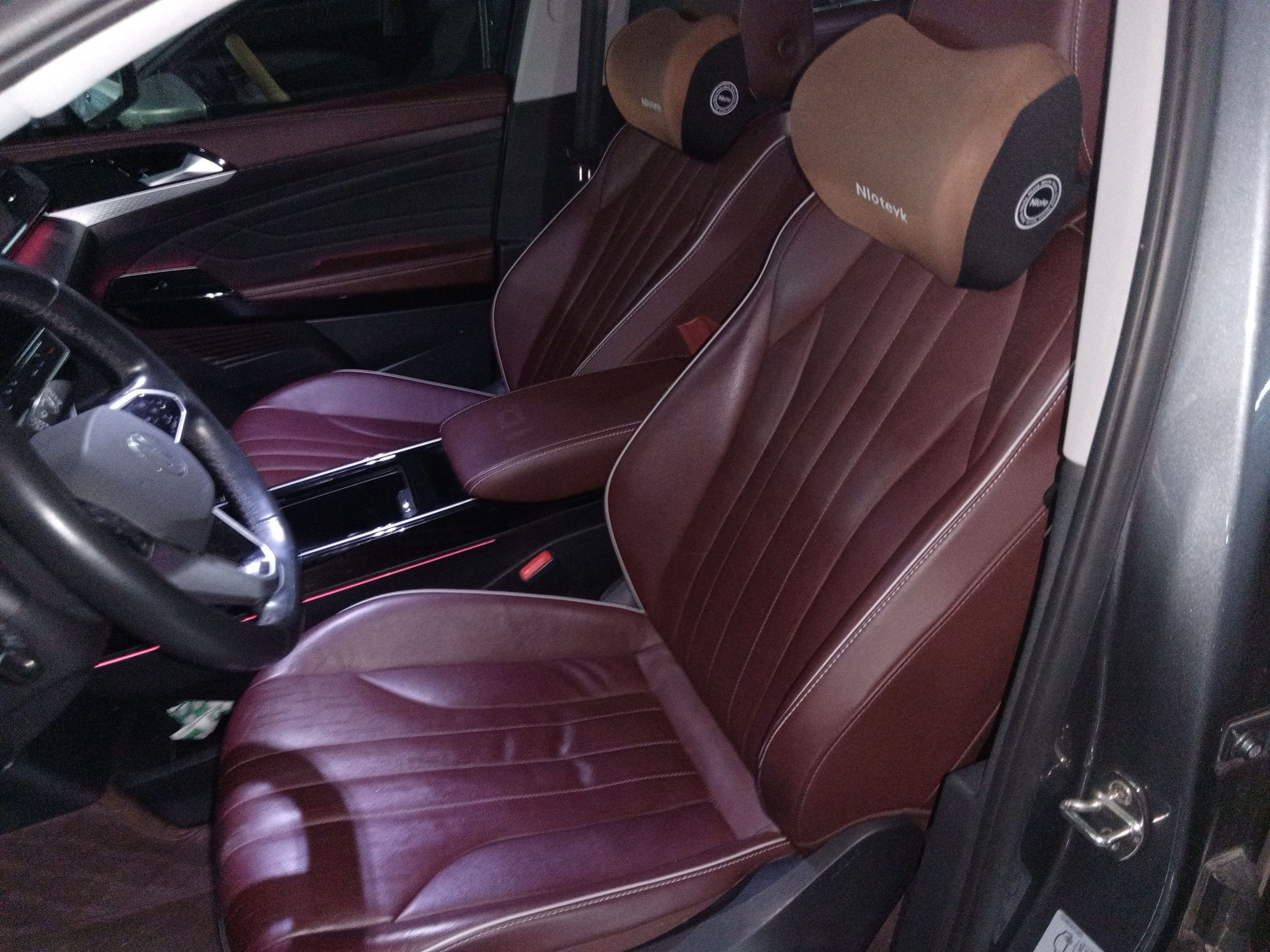 المقاعد الأمامية داخل السيارة