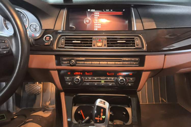 Used BMW 5 Series 2014 528Li Leading Model
