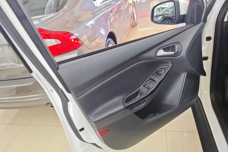 Used Ford Focus 2018 Hatchback Classic 1.6L Automatic Trendy SmartDrive Edition
