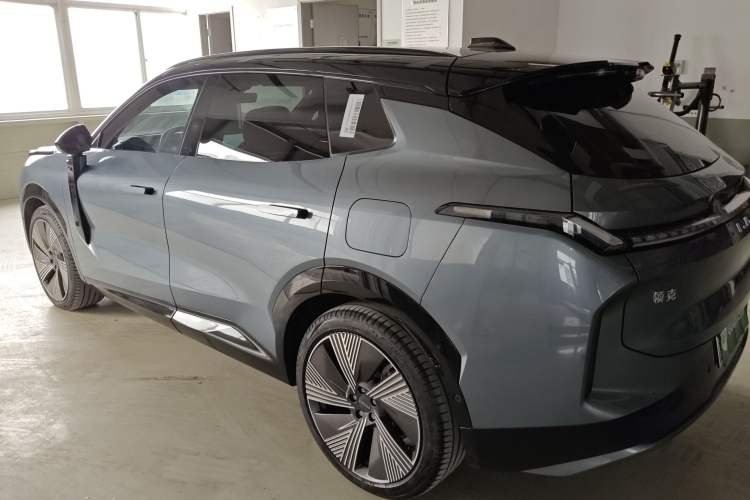 Used Lynk & Co 08 EM-P 2025 220 km All-Wheel-Drive Performance Halo

